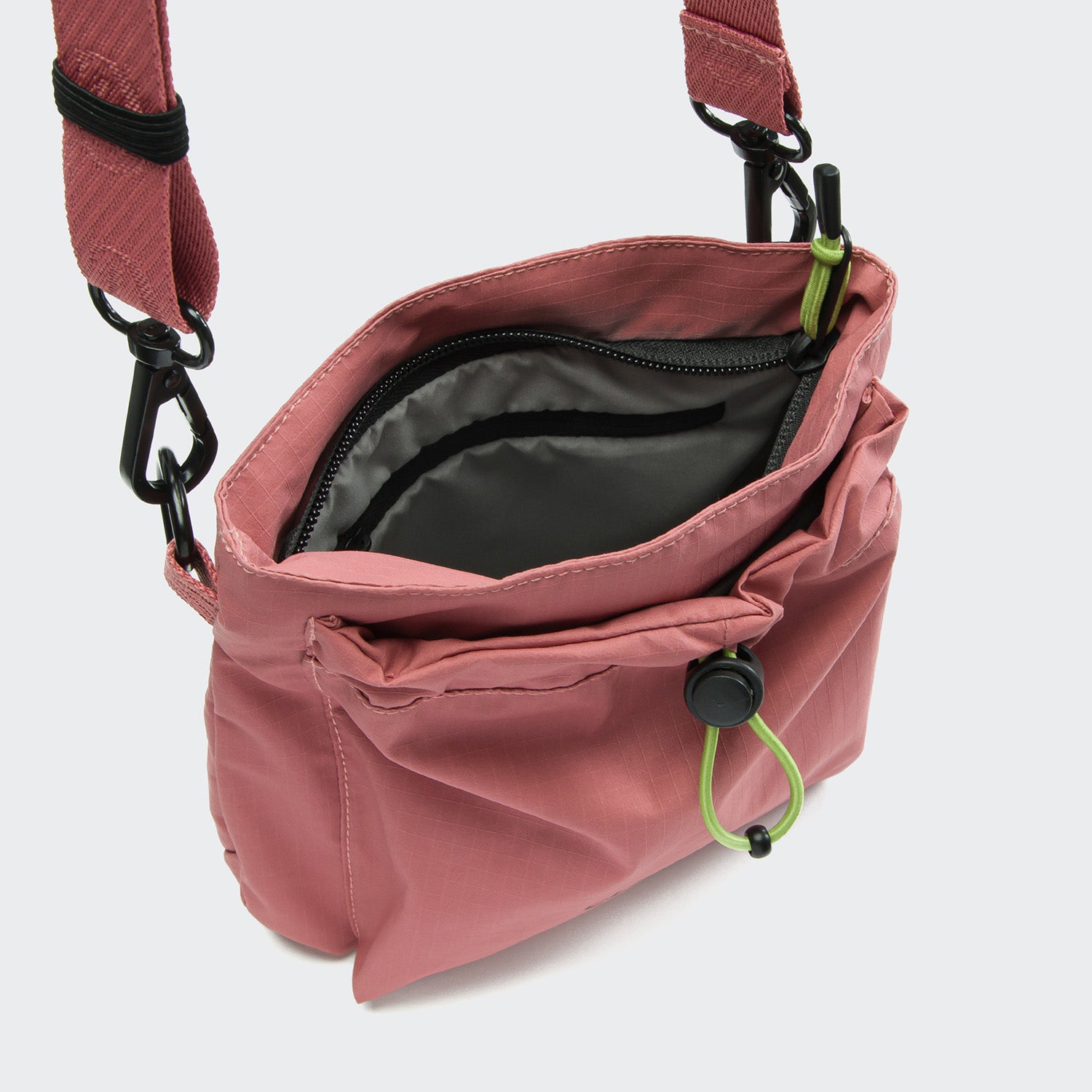 Premium tear-resistant ripstop crossbody Cloud7 AKTIV dog treat pouch with water-repellent inner lining.